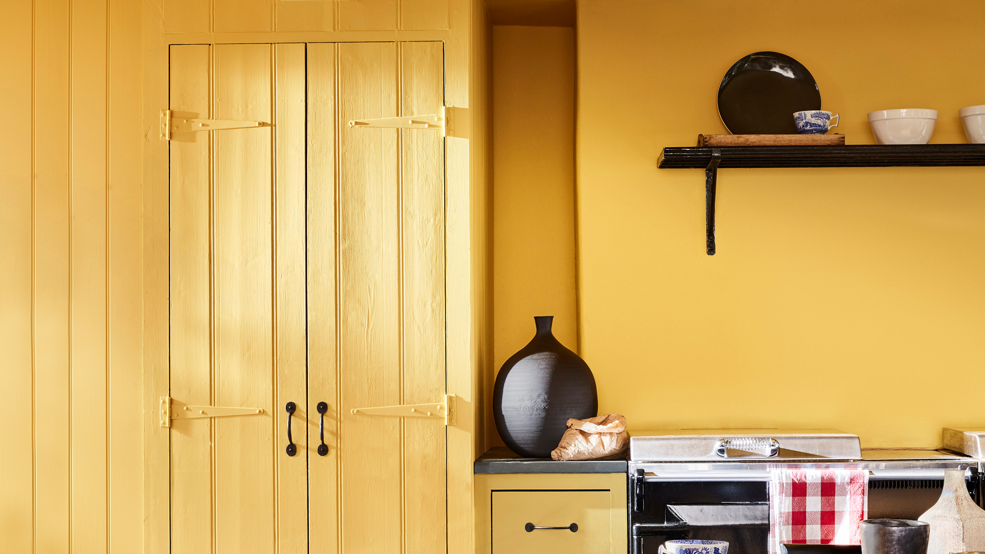 Ceiling: Giallo 337 Walls: Giallo 337 Cupboard: Giallo 337 Left Wall: Bone China Blue – Faint 325