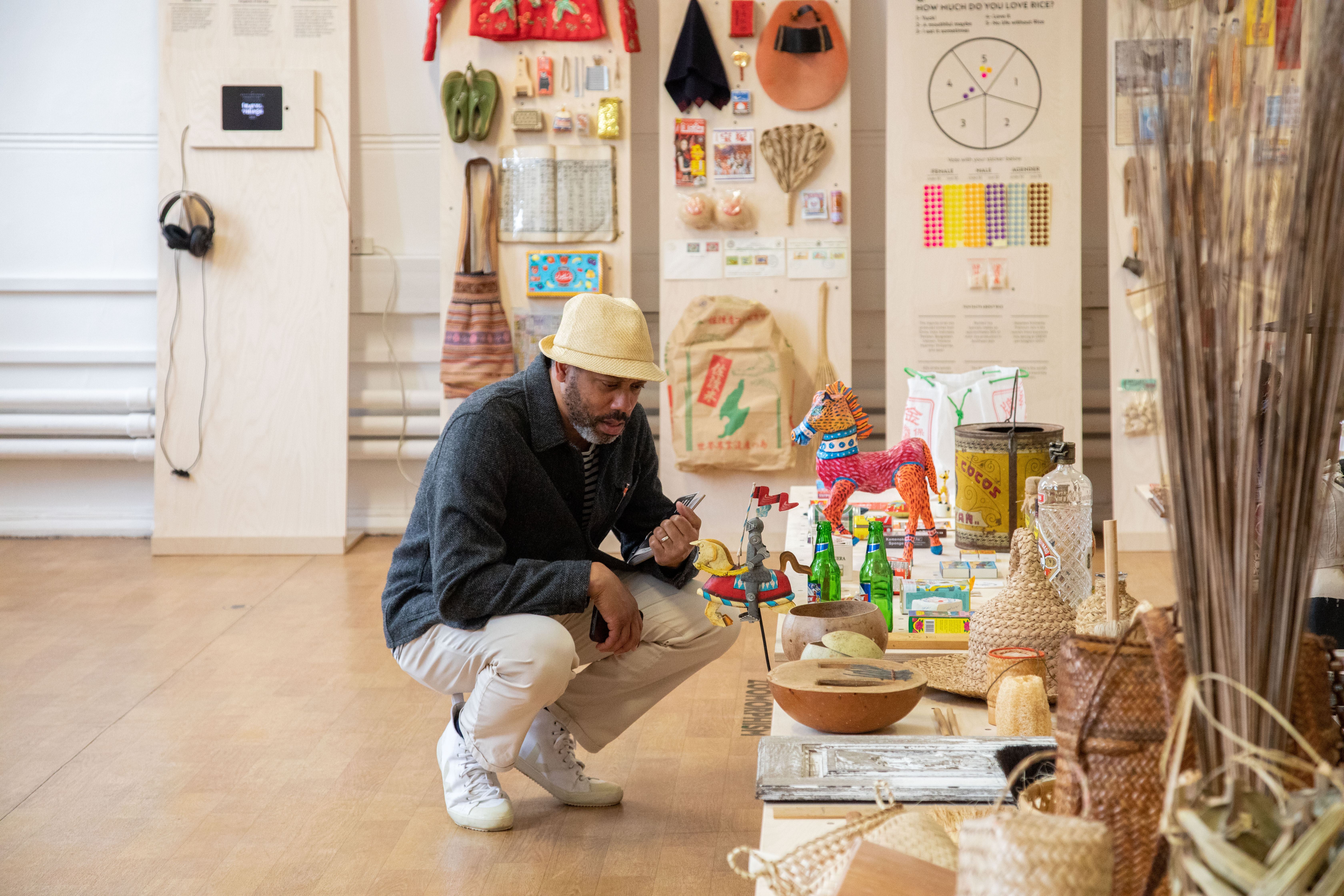 For anyone who enjoys overseas travel, helping us to see the world through everyday objects!