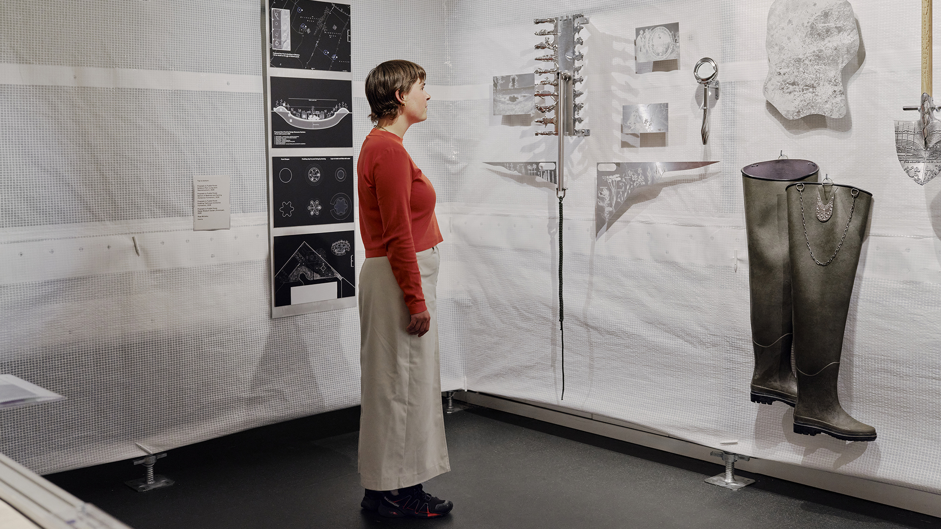 Visitor at the Design Researchers in Residence: Mineral display