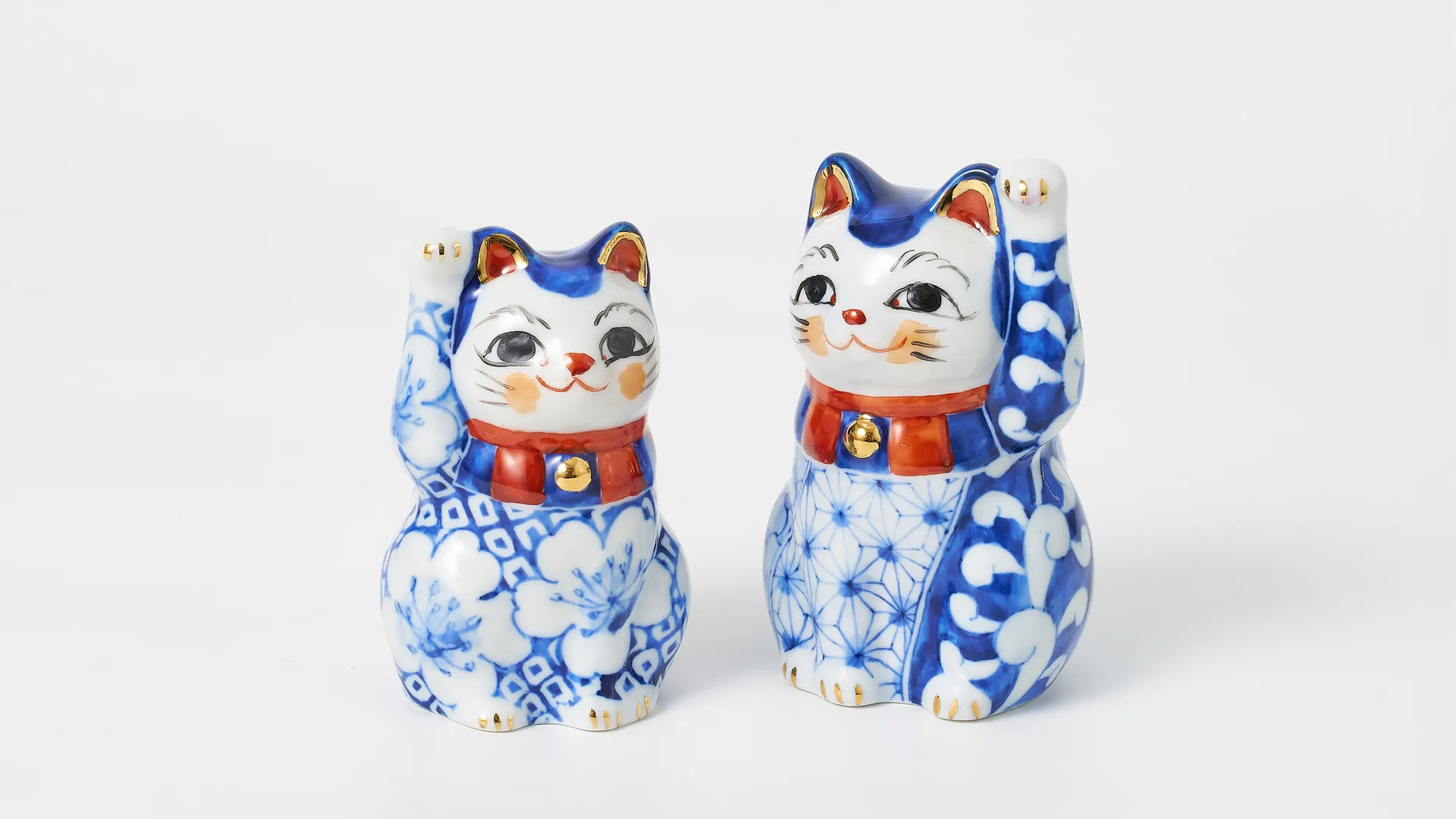 Image of two ceramic cats.