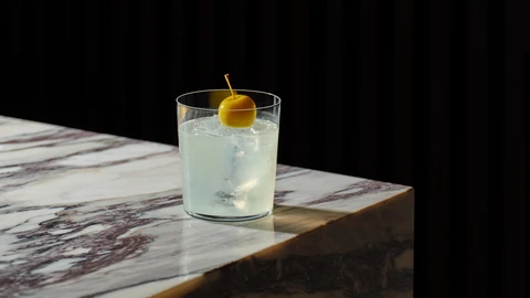 Reflect on London’s architectural story with a cocktail at Arcus Rooftop Bar & Restaurant 