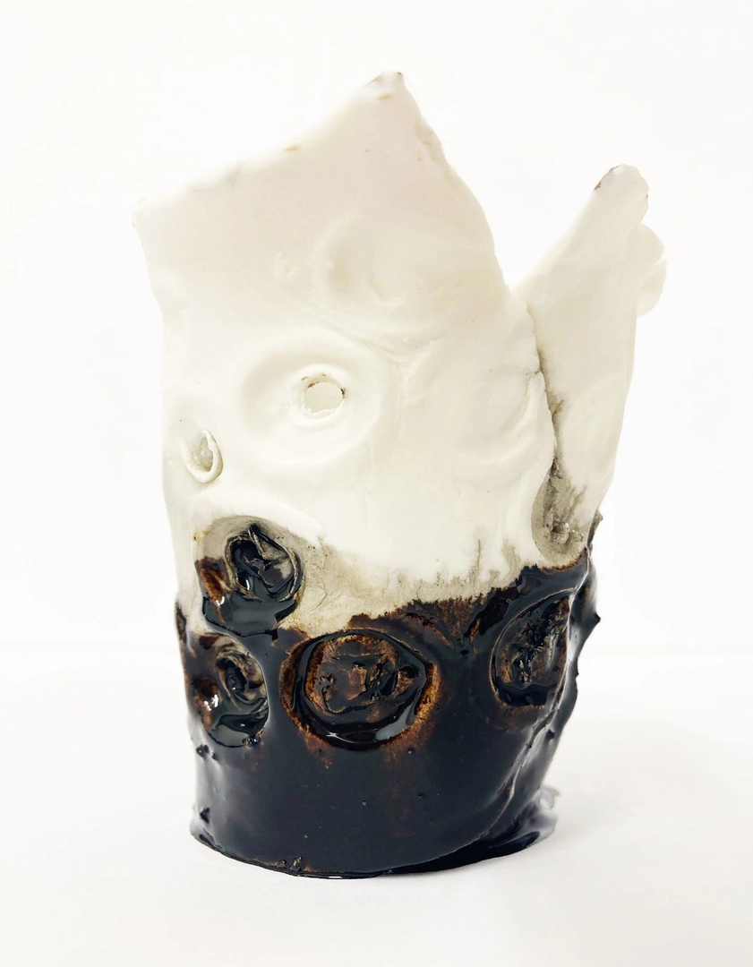 Porcelain water cup decorated with Kitran oil