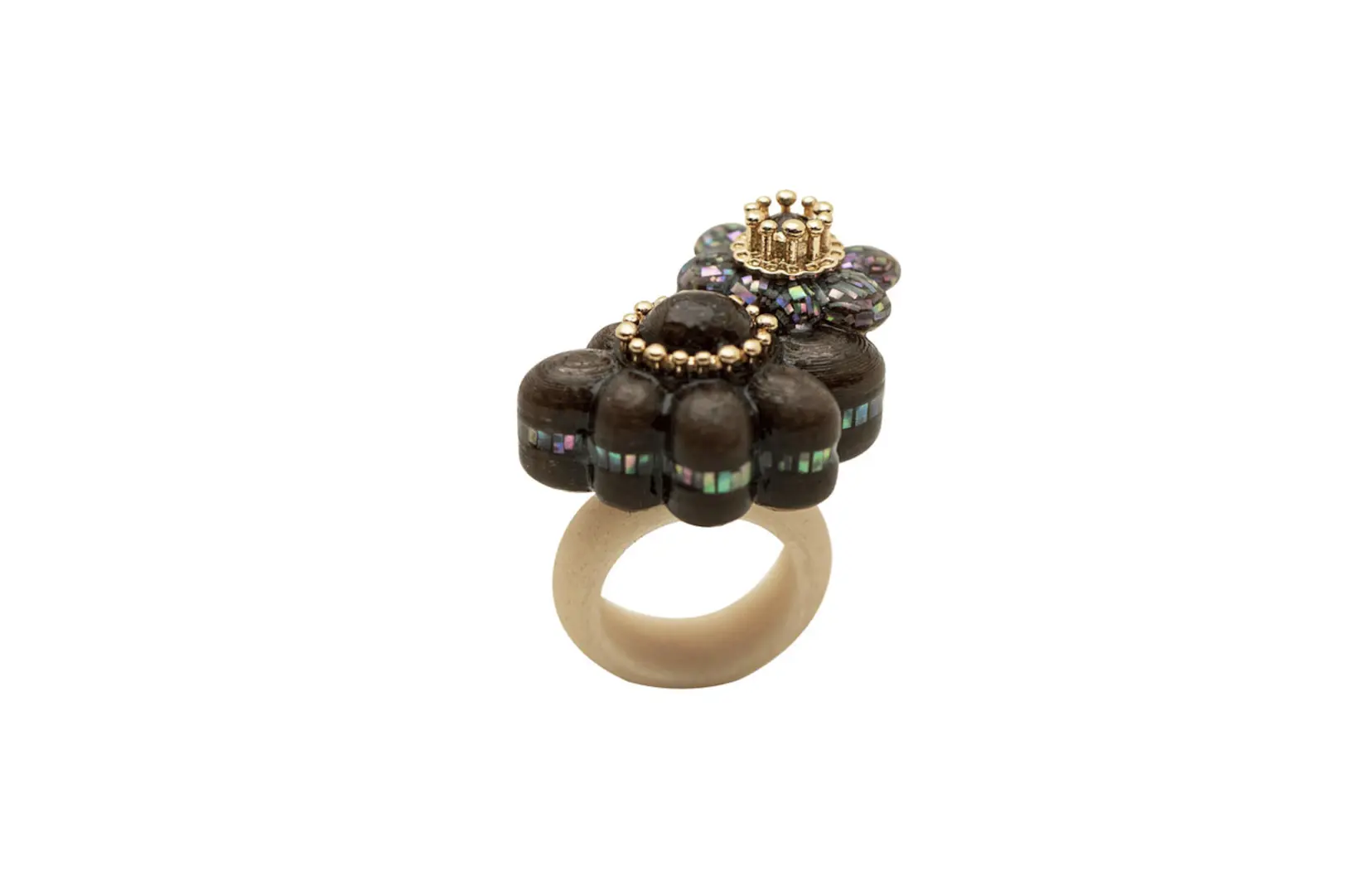 Coffee Ring, Nol-ee collection, made of recycled coffee grounds PLA adorned with mother of pearl.