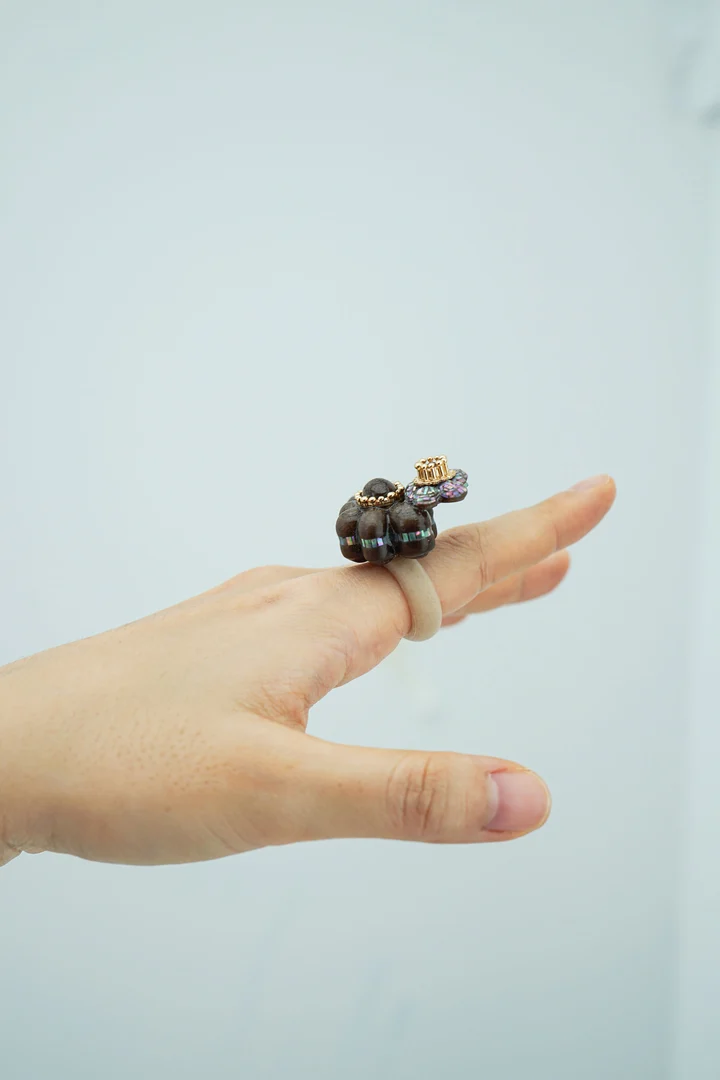 Coffee Ring, Nol-ee collection, made of recycled coffee grounds PLA adorned with mother of pearl.