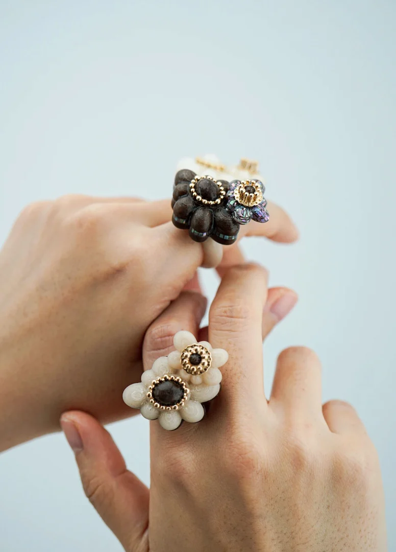 Rings, Nol-ee collection, made of recycled coffee grounds PLA adorned with mother of pearl.