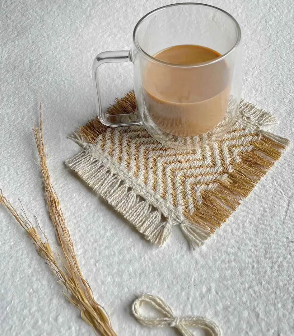 Coasters with visible panicles celebrate natural materials, blending beautifully with organic cotton for an earthy touch.