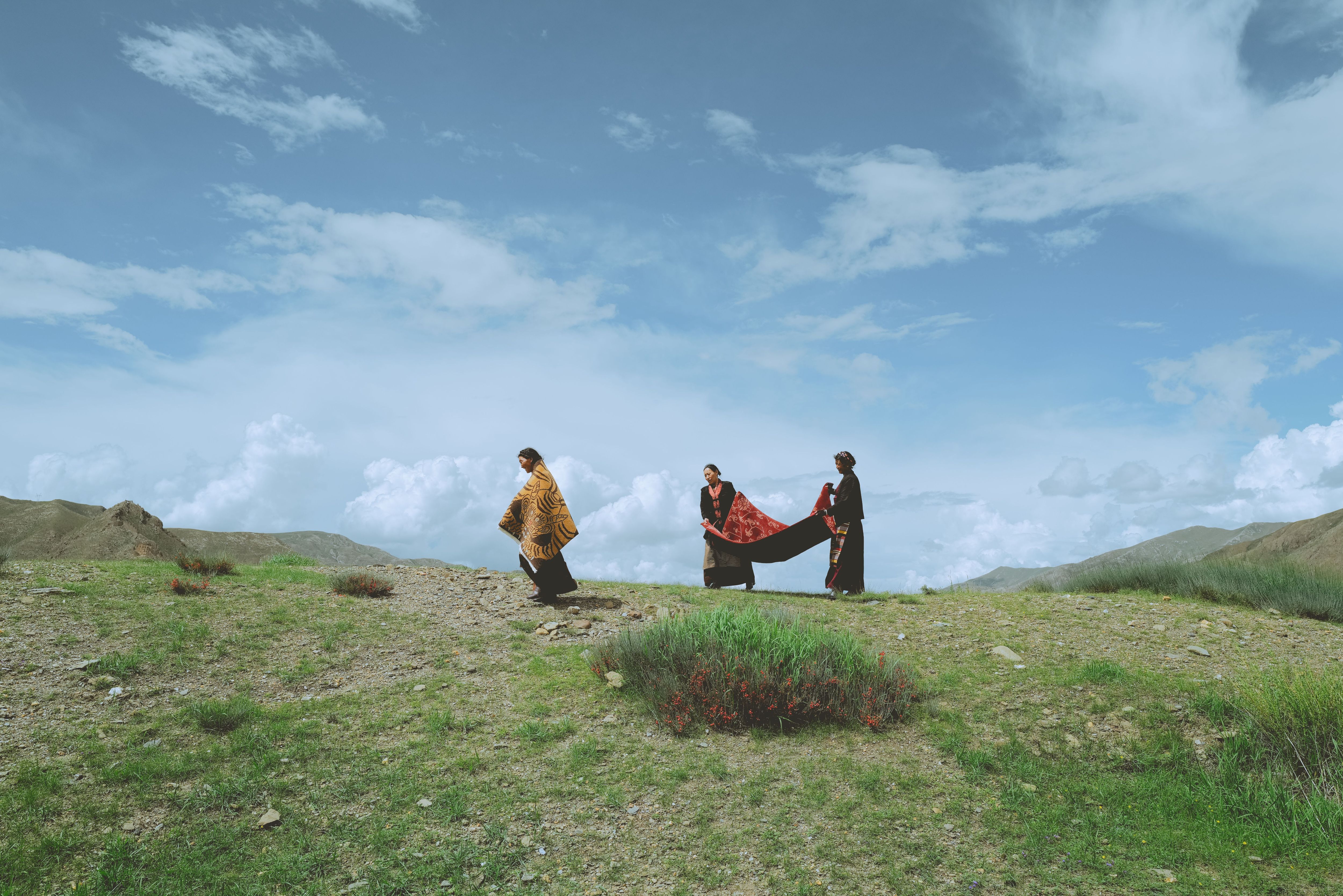 Aja - tibetan women with woven carpet
